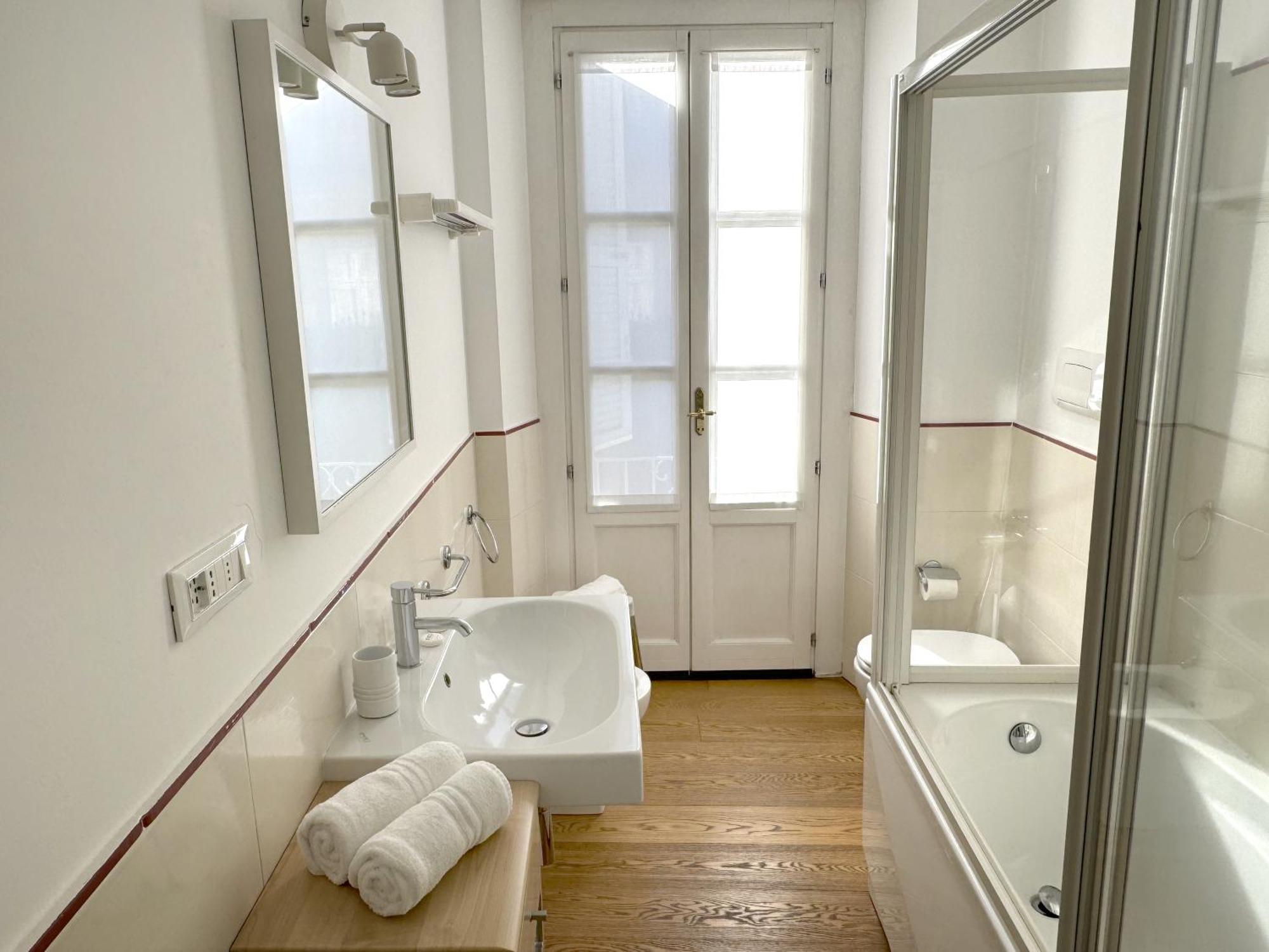 Apartament Joivy Cosy Ticinese Retreat 1-Bed Flat Near The Duomo Mediolan Zewnętrze zdjęcie